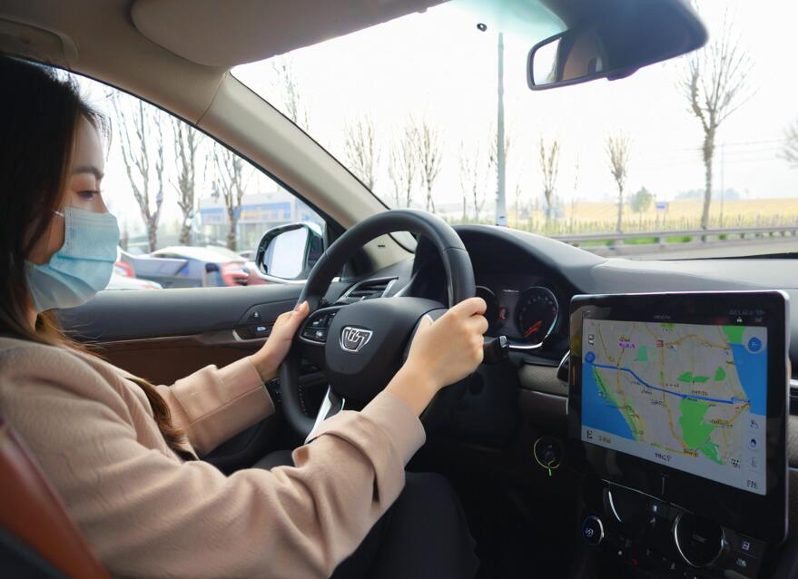 2025年10月科目三考试直线行驶允许微调方向盘吗?